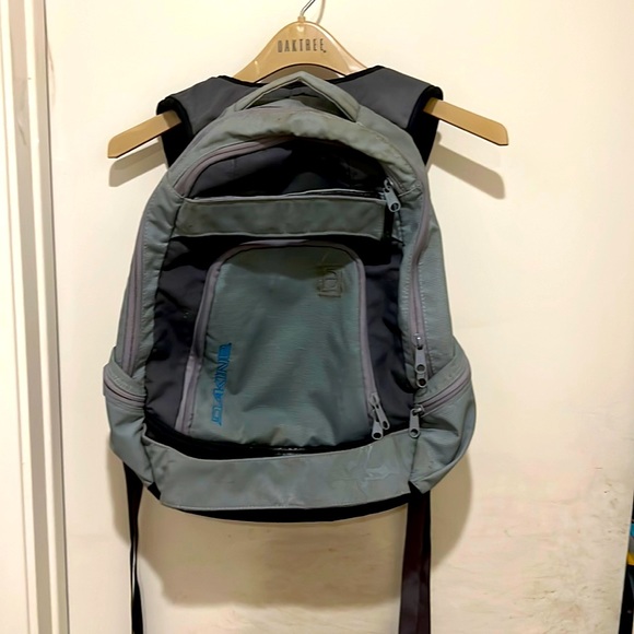 🔥Y2K DAKINE SNOWBOARDING SKATEBOARD MULTI POCKET BACKPACK SK8 FRESH COOL GREY - Picture 1 of 10